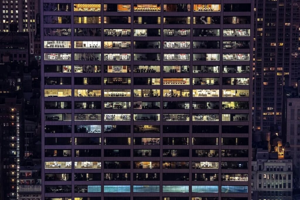 Tecnologia, finanza e servizi professionali guidano la domanda di uffici. Pressione sui canoni a Milano e Roma