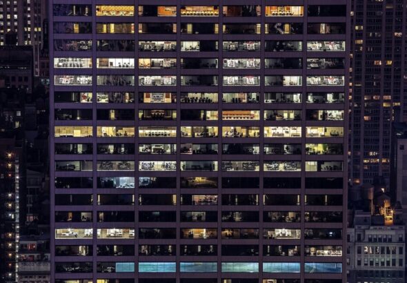 Tecnologia, finanza e servizi professionali guidano la domanda di uffici. Pressione sui canoni a Milano e Roma