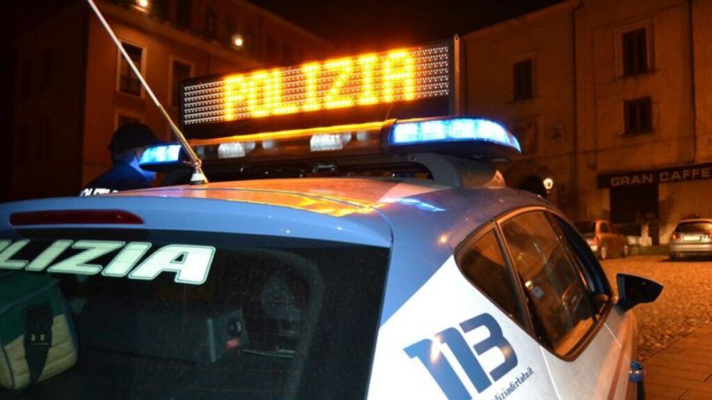 Roma, ragazzo di 19 anni ferito a colpi di pistola al Tuscolano, centrate anche le auto in sosta: «Spari per uccidere»