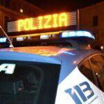 Roma, ragazzo di 19 anni ferito a colpi di pistola al Tuscolano, centrate anche le auto in sosta: «Spari per uccidere»