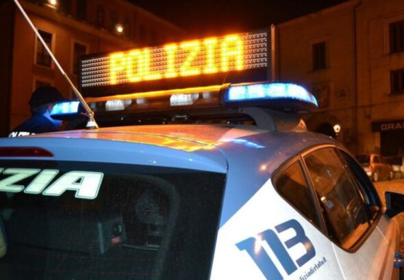 Roma, ragazzo di 19 anni ferito a colpi di pistola al Tuscolano, centrate anche le auto in sosta: «Spari per uccidere»